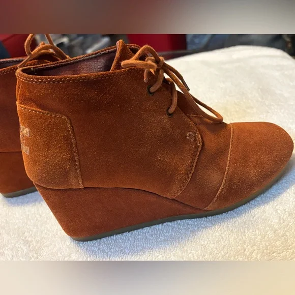 Brand New Wedges By TOMS - Size 6.5 - Wedge Height 2.5 Inches - box 15 - Picture 1 of 6